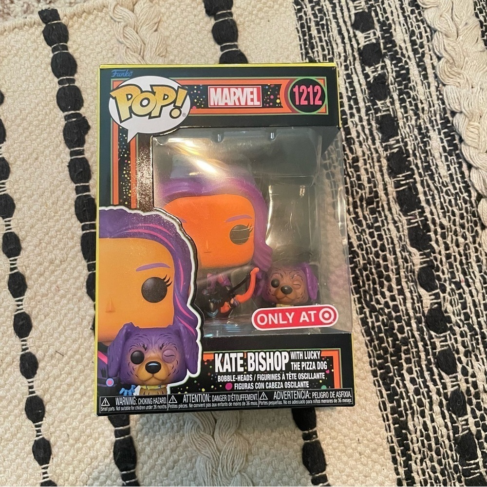 Funko POP‎ TV: Hawkeye - Kate Bishop & Lucky (Blacklight) - Picture 2 of 7